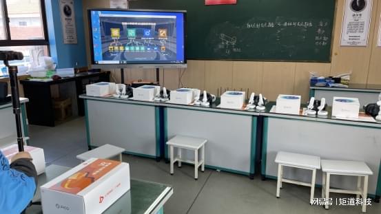 小学：VR课堂让学习身临其境pg电子平台金华市罗埠中心(图3)