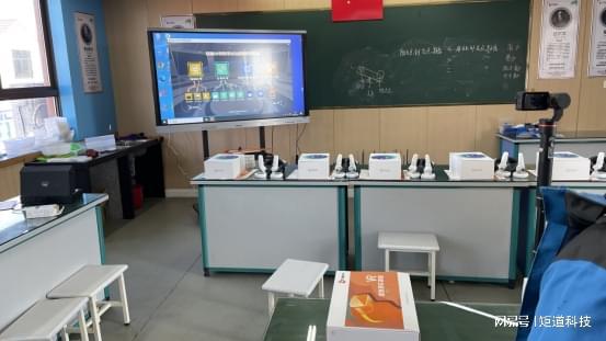 小学：VR课堂让学习身临其境pg电子平台金华市罗埠中心(图2)